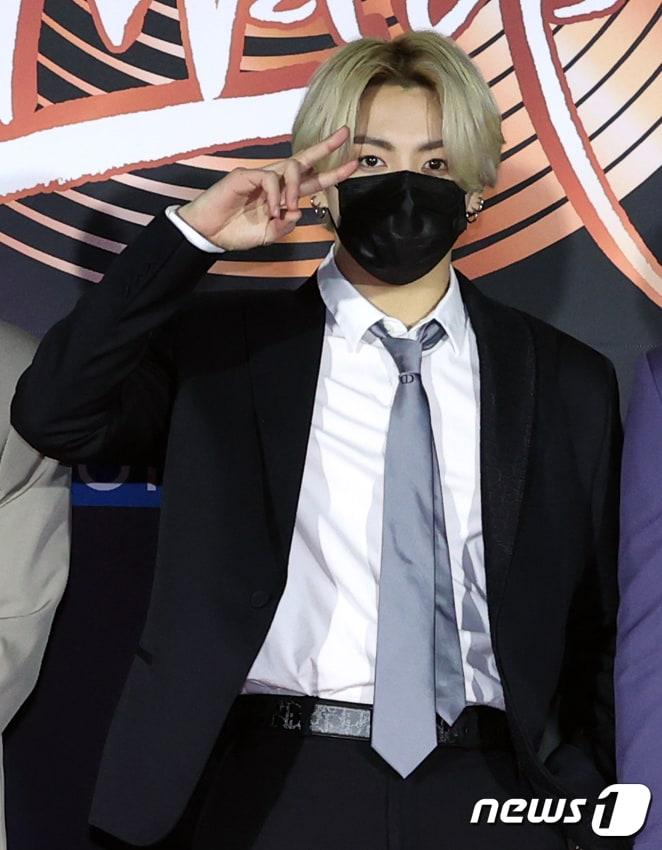 본문 이미지 - 방탄소년단(BTS) 정국이 10일 오후 경기도 고양시 일산 킨텍스에서 온택트로 진행된 '제35회 골든디스크 어워즈 with 큐라프록스' 디지털 음반 부문 부문 포토월 행사에 참석해 포즈를 취하고 있다. (골든디스크어워즈 사무국 제공) 2021.1.10/뉴스1 ⓒ News1 김진환 기자