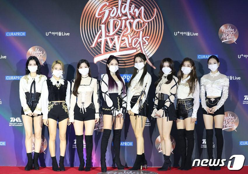 본문 이미지 - 걸그룹 트와이스가 10일 오후 경기도 고양시 일산 킨텍스에서 온택트로 진행된 '제35회 골든디스크 어워즈 with 큐라프록스' 디지털 음반 부문 부문 포토월 행사에 참석해 포즈를 취하고 있다. (골든디스크어워즈 사무국 제공) 2021.1.10/뉴스1 ⓒ News1 김진환 기자