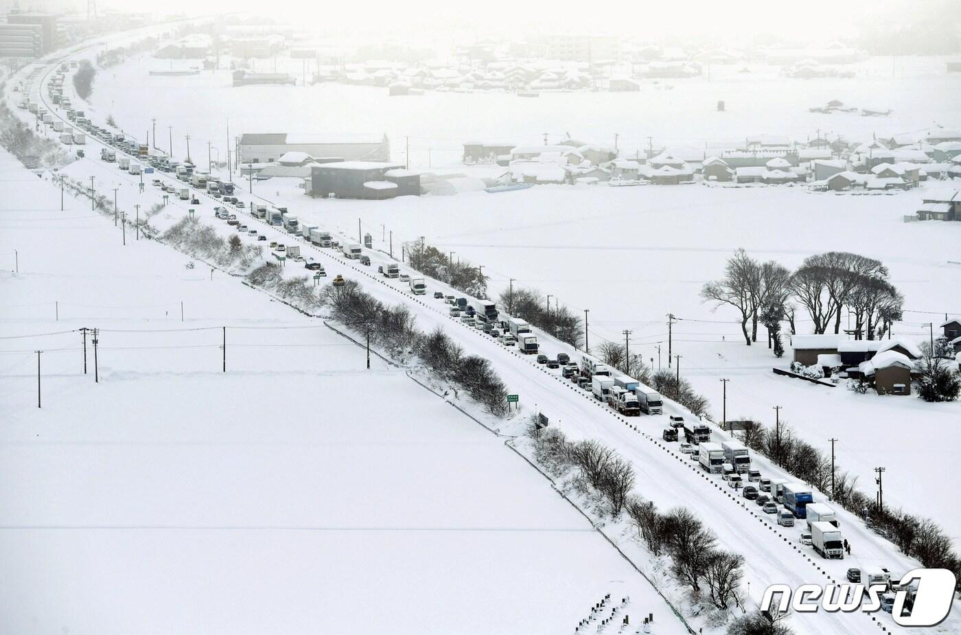 본문 이미지 - 일본 중부 호쿠리쿠 지방 일대에서 쏟아진 폭설의 영향으로 10일 후쿠이현 호쿠리쿠 자동차도로(고속도로)에 차량들이 멈춰서 있다. ⓒ 로이터=뉴스1