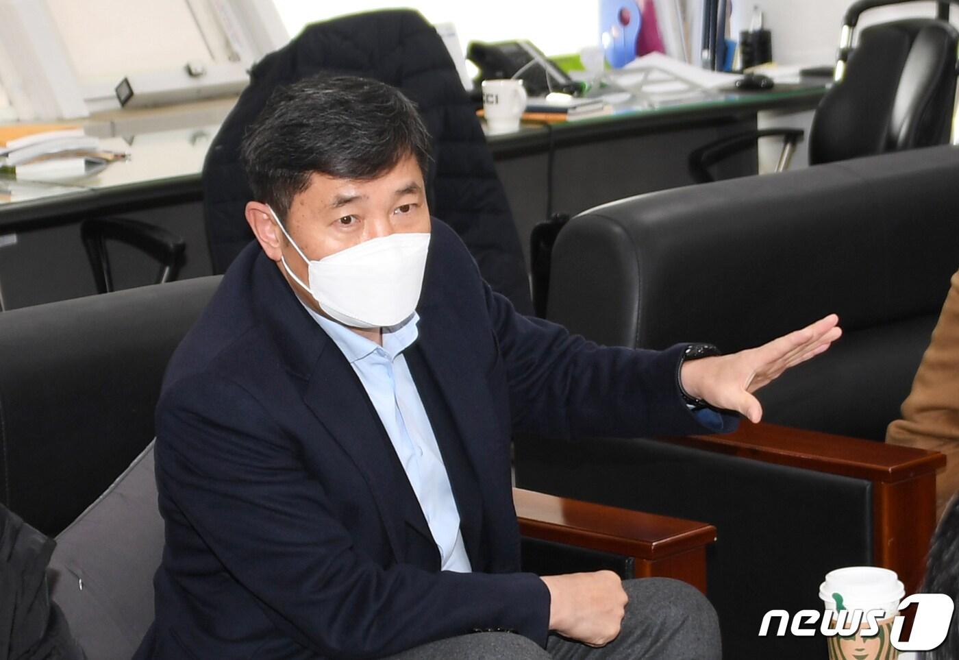 본문 이미지 - 조오섭 더불어민주당 국회의원이 11일 오전 광주시의회 기자실에서 출입기자들과 기자간담회를 하고 있다. 조 의원은 "2021년 신축년은 중단없는 개혁의 완성과 코로나19 종식의 원년으로 만들고 시민이 체감할 수 있는 지역발전 성과를 내겠다＂고 밝혔다. (광주시의회 제공)2021.1.11/뉴스1 ⓒ News1