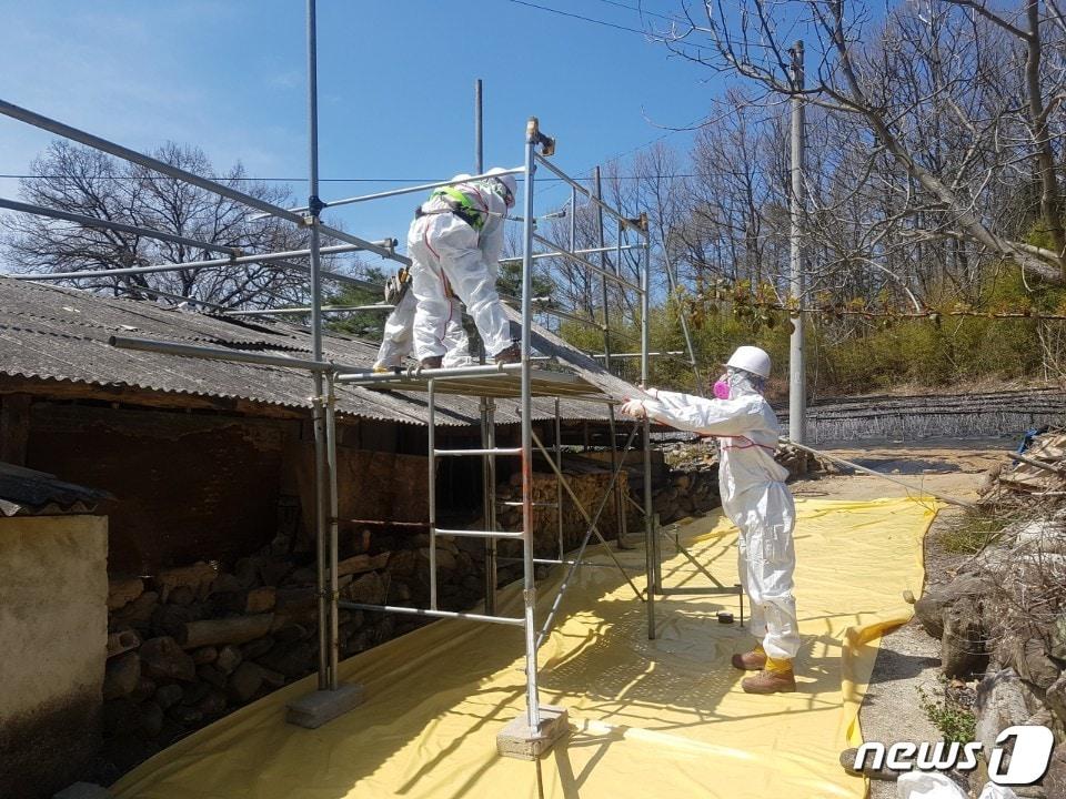 본문 이미지 - 전북 진안군이 노후 슬레이트를 철거하고 있다./뉴스1