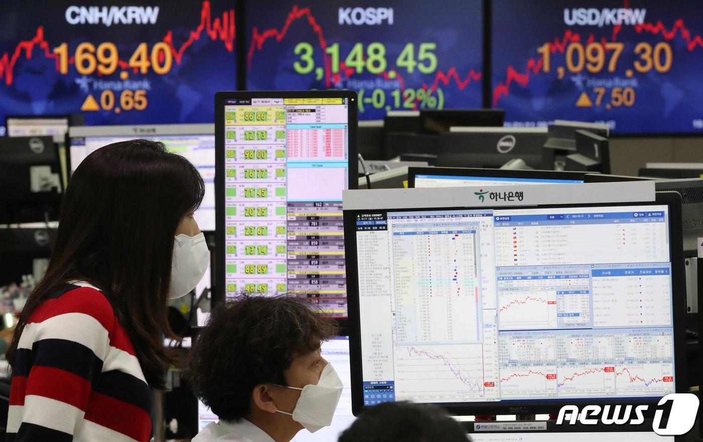 본문 이미지 - 코스피가 장중 3200선을 넘긴 11일 오후 서울 중구 명동 하나은행 딜링룸. 2021.1.11/뉴스1 ⓒ News1 박정호 기자