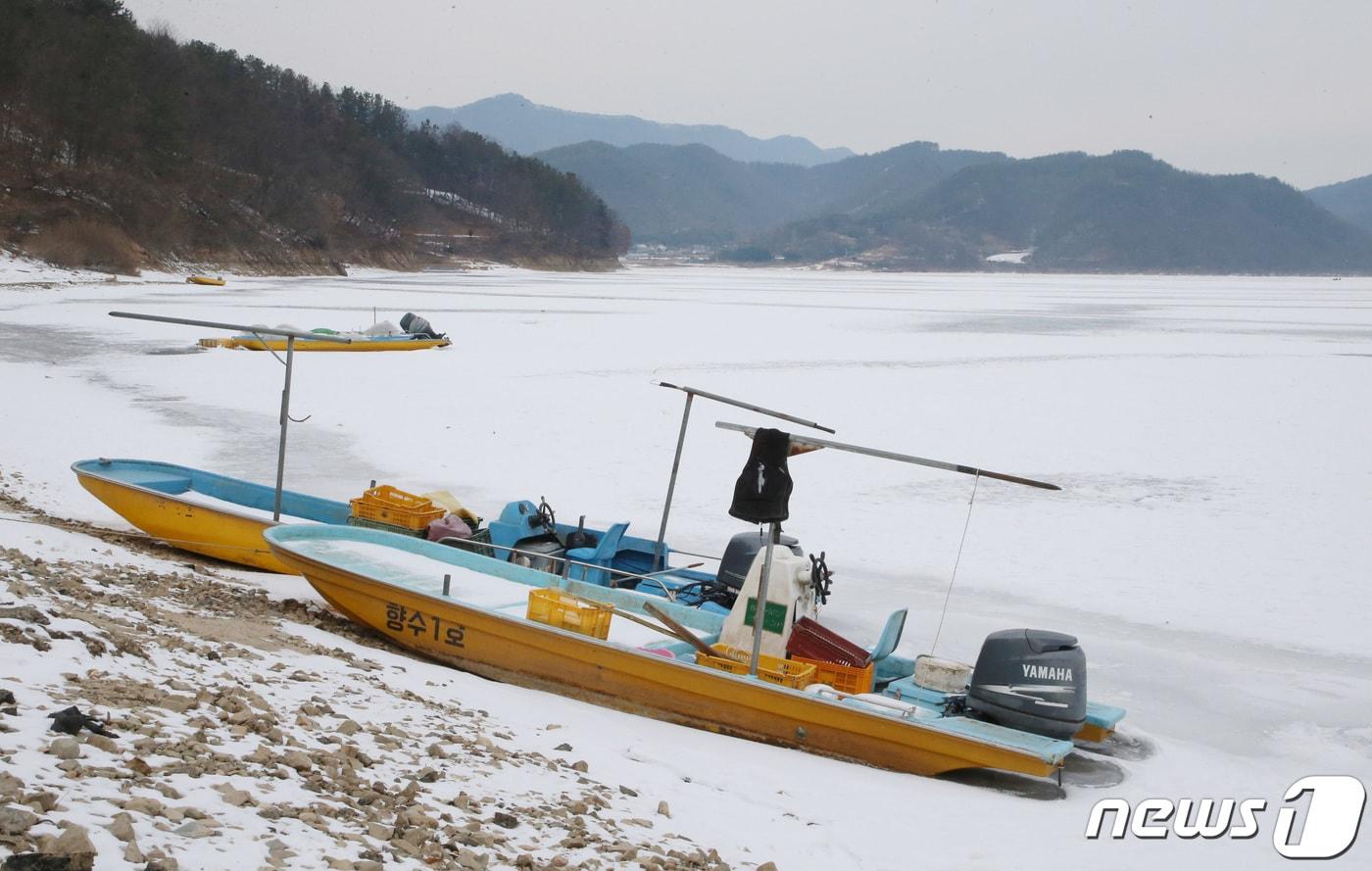 본문 이미지 - 충북 옥천군 대청호 상류인 안터마을 인근이 꽁꽁 얼어 있다. /뉴스1 ⓒ News1 