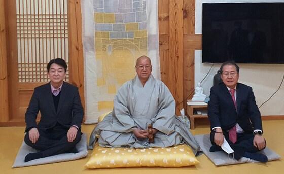 본문 이미지 - 지난 11일 안철수 국민의당 대표(왼쪽)와 홍준표 무소속 의원(오른쪽)이 대구 동구 팔공산 동화사에서 조계종 진제 종정스님과 만나 대화를 나눈 후 기념촬영을 하고 있다. (독자 제공) ⓒ News1 