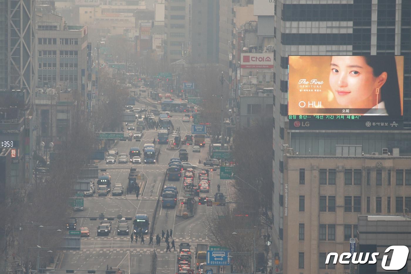 본문 이미지 - 수도권 지역의 초미세먼지 농도가 '나쁨' 수준을 보이는 12일 오전 서울 종로구 도심이 뿌옇다. 2021.1.12/뉴스1 ⓒ News1 이승배 기자