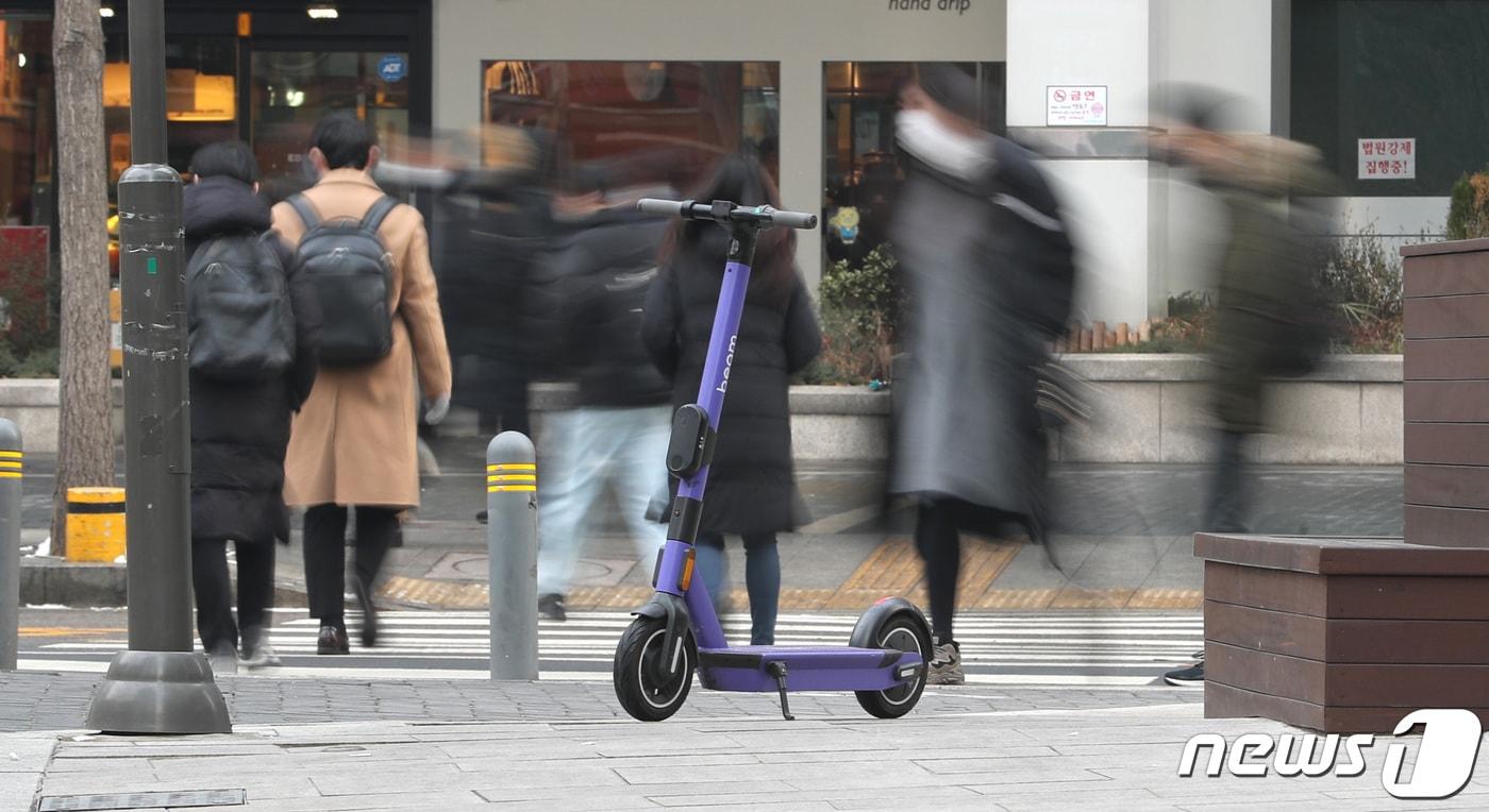 무분별한 공유킥보드 주차로 인한 시민 불편을 줄이기 위해 마련된 견인 규제의 비용이 이용자에게 전가되고 있다는 논란이 일고 있다. 2021.1.12/뉴스1 ⓒ News1 이성철 기자