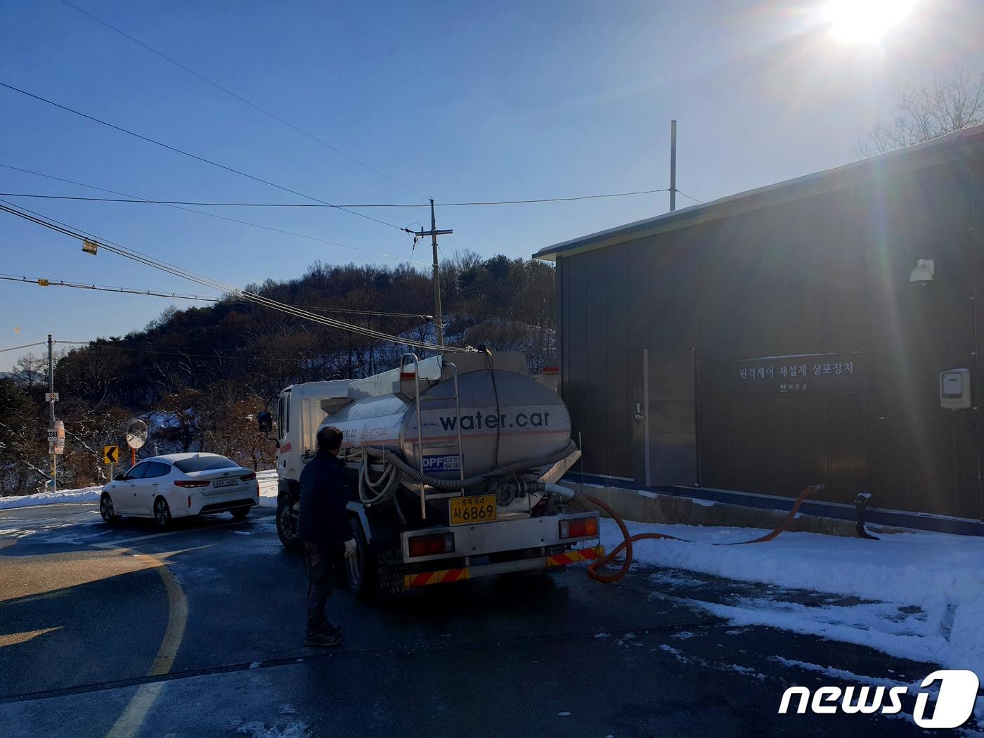 본문 이미지 - 충북 보은 애곡리에 설치한 자동염수분사장치로 제설작업을 하고 있다. (보은군 제공)ⓒ 뉴스1