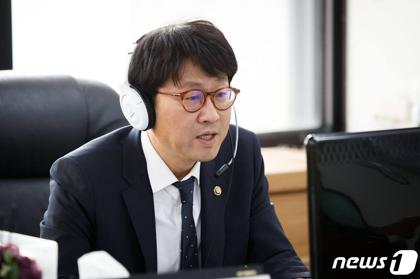 본문 이미지 - 도규상 금융위원회 부위원장이 12일 서울 종로구 정부서울청사에서 금융리스크 대응반 회의를 비대면 화상회의로 진행하고 있다. (금융위원회 제공) 2021.1.12 ⓒ 뉴스1
