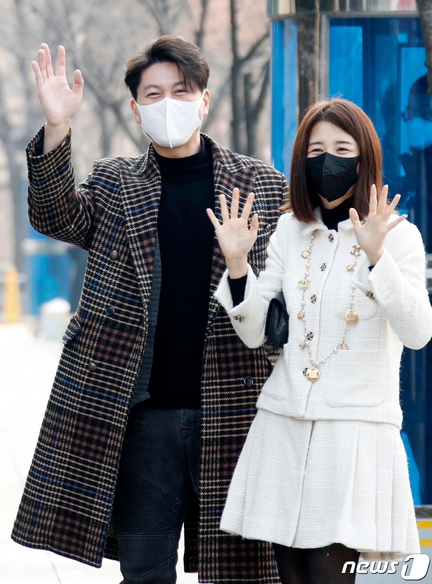 본문 이미지 - 배우 류수영, 박하선 부부가 12일 서울 양천구 목동 SBS에서 열린 '박하선의 씨네타운'을 위해 출근을 하며 인사를 하고 있다. 2021.1.12/뉴스1 ⓒ News1 권현진 기자
