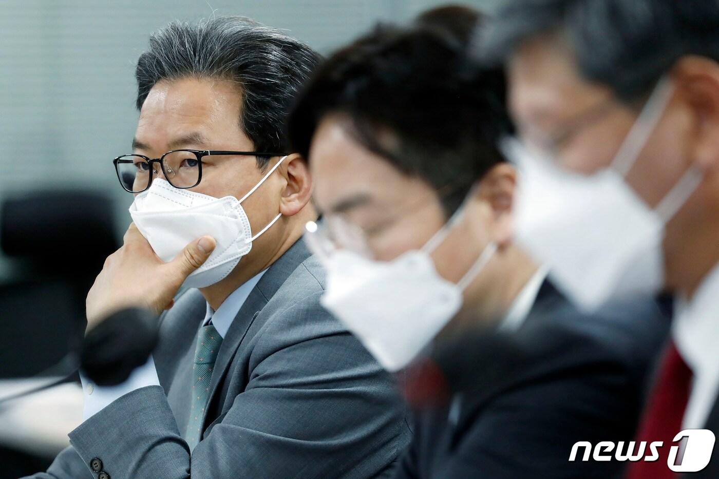 심재철 법무부 검찰국장이 12일 서울 여의도 국회 의원회관에서 열린 더불어민주당 검찰개혁특위 4차 회의에 참석하고 있다. 2021.1.12/뉴스1 ⓒ News1 신웅수 기자