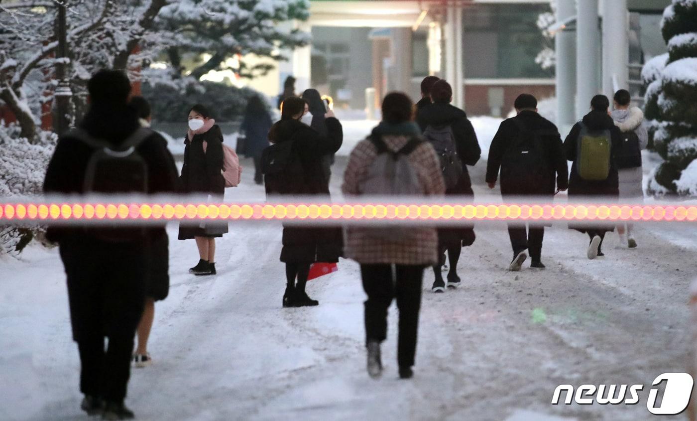 본문 이미지 - 서울 동작구 서울공업고등학교에서 지난 1월13일 진행된 2021학년도 공립 유·초·특수학교(유 ·초) 임용 2차시험에서 응시생들이 시험장으로 향하고 있다. 2021.1.13/뉴스1 ⓒ News1 임세영 기자