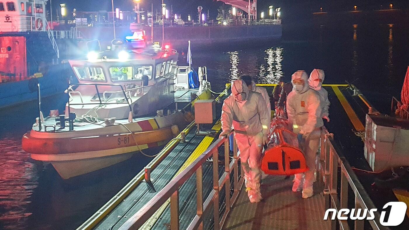 본문 이미지 - 여수해경 응급환자 이송.(여수해경 제공)/뉴스1 ⓒ News1