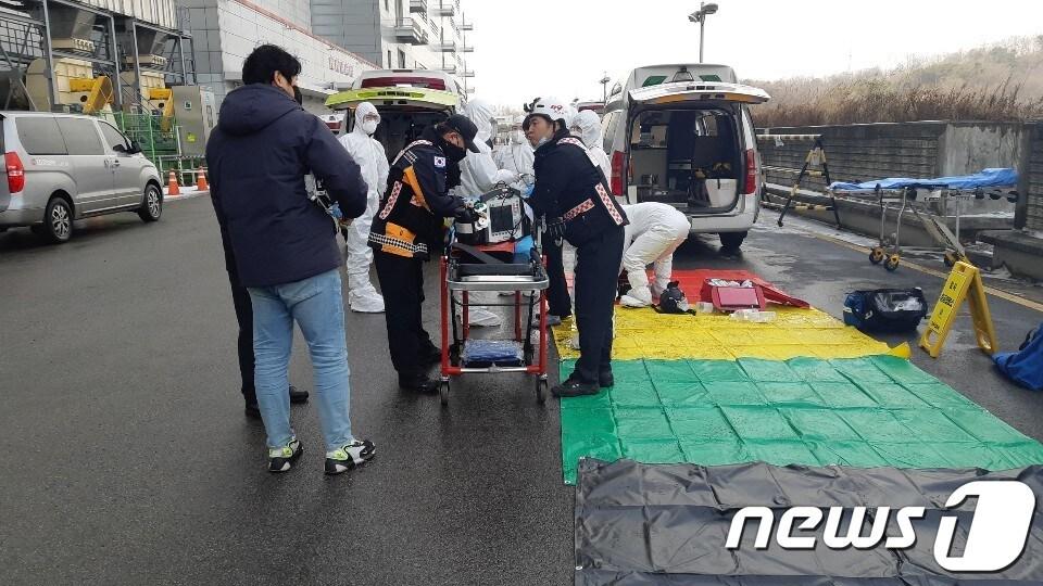 본문 이미지 - 13일 오후 2시 20분께 경기 파주시 월롱면 LG디스플레이 공장에서 화학물질 유출사고가 발생해 6명이 부상을 입었으며, 이중 2명이 심정지로 심폐소생술을 실시했다. 출동한 구급대원들이 환자를 이송하고 있다. (경기북부소방재난본부 제공). 2021.1.13/뉴스1 ⓒ News1 박대준 기자