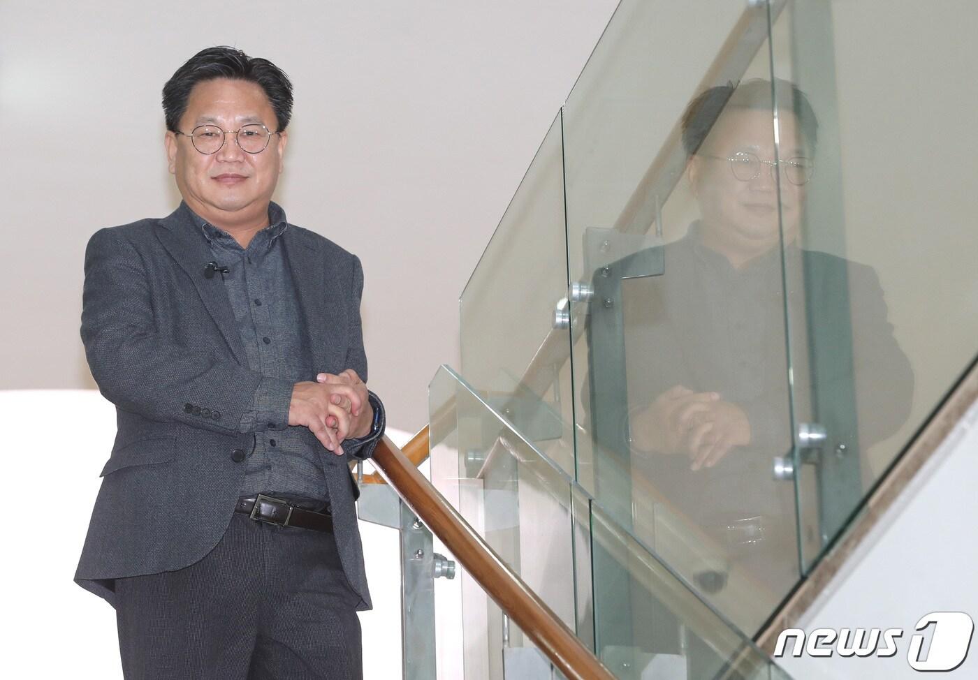 존리 메리츠자산운용 전 대표가 인터뷰를 앞두고 사진촬영을 하고 있다. 2021.1.13/뉴스1 ⓒ News1 이성철 기자