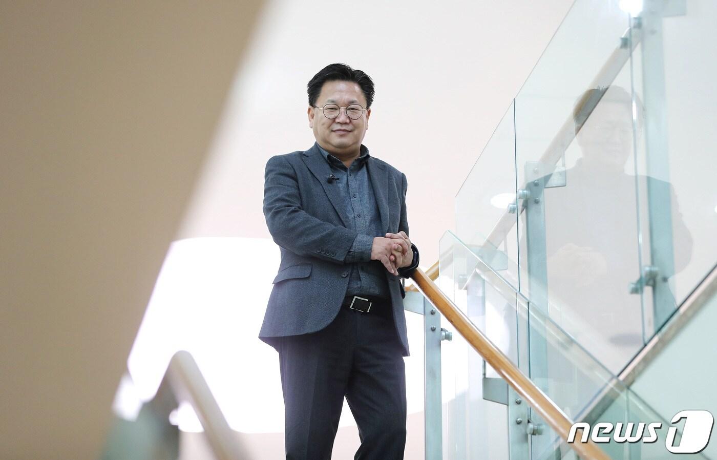 존리 메리츠자산운용 대표가 13일 뉴스1과 인터뷰를 앞두고 사진촬영을 하고 있다. 2021.1.13/뉴스1 ⓒ News1 이성철 기자