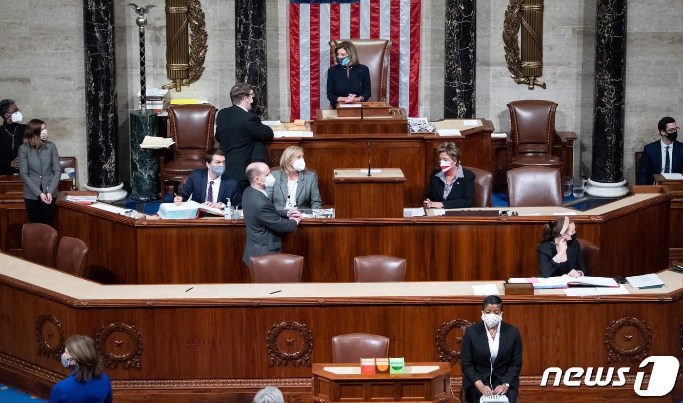 낸시 펠로시 미국 하원의장이 13일(현지시간) 워싱턴 의사당의 하원에서 도널드 트럼프 미국 대통령에 대한 탄핵소추안의 표결을 주재하고 있다. ⓒ AFP=뉴스1 ⓒ News1 우동명 기자