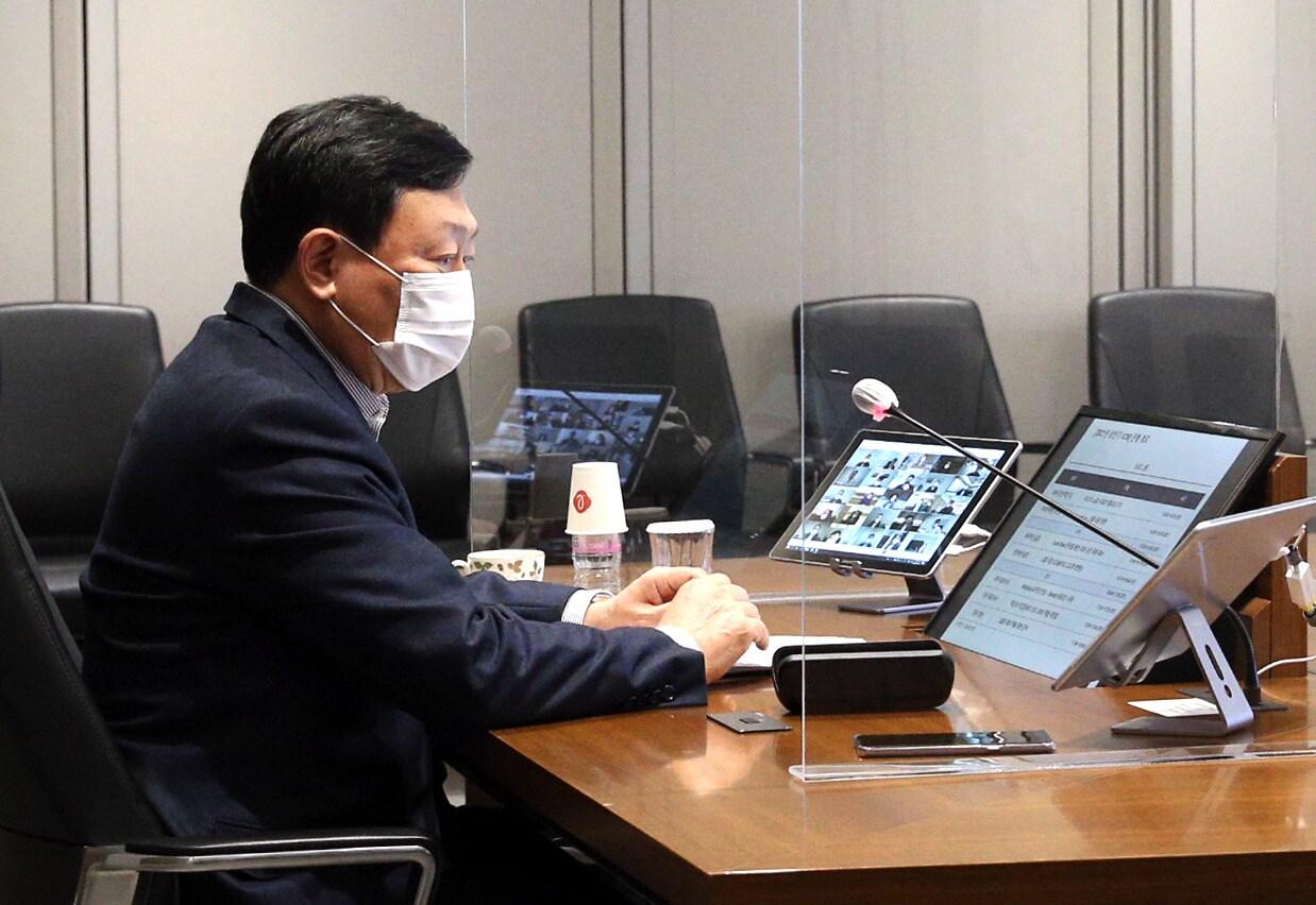 본문 이미지 - 신동빈 롯데그룹 회장이 13일 '2021년도 상반기 VCM'(옛 사장단 회의)을 주재하고 있다.(롯데지주 제공)ⓒ 뉴스1
