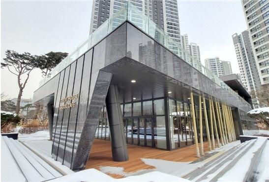 본문 이미지 - 과천 위버필드 제로에너지 건물./사진제공=SK건설ⓒ 뉴스1