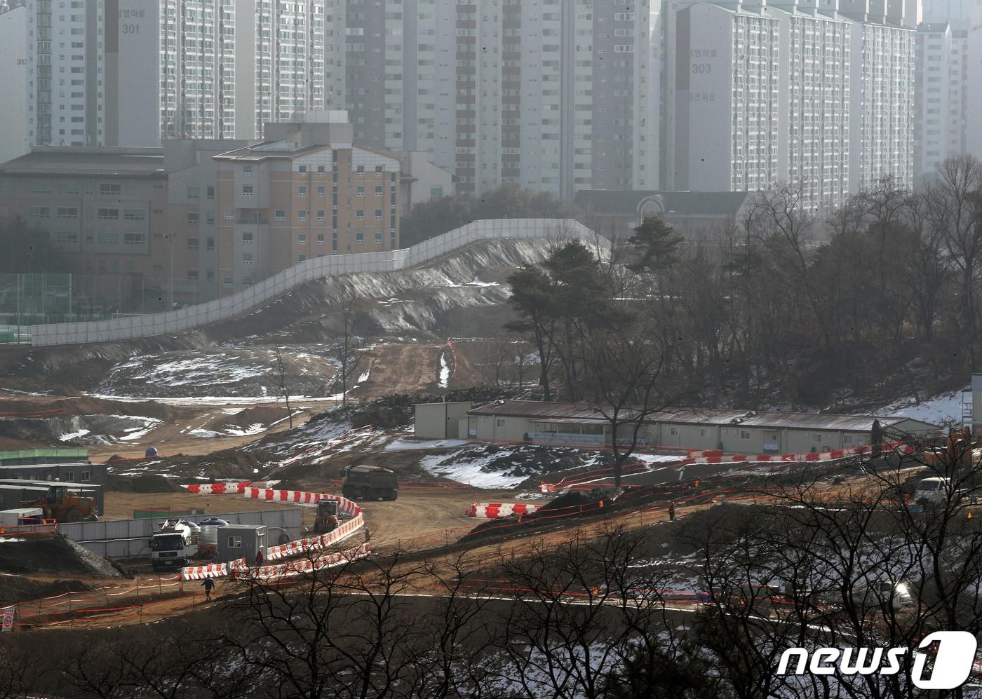 본문 이미지 - 2023년 입주를 앞두고 공사가 진행중인 수원 영흥공원 민간개발 조성사업 부지에 6만t에 가까운 불법 쓰레기가 매립된 것으로 알려졌다. (사진은 기사 내용과 무관함) / 뉴스1 ⓒ News1