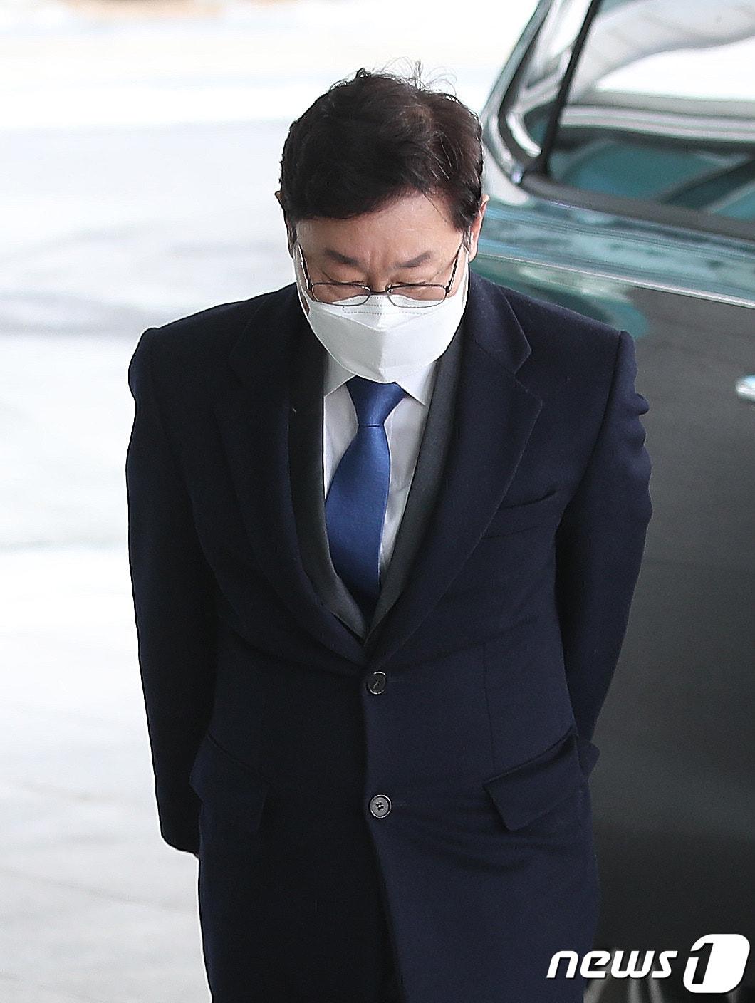 본문 이미지 - 박범계 법무부 장관 후보자가 14일 오전 서초구 서울고등검찰청사에 마련된 인사청문회 준비 사무실로 출근하며 인사를 하고 있다.  ⓒ News1 임세영 기자