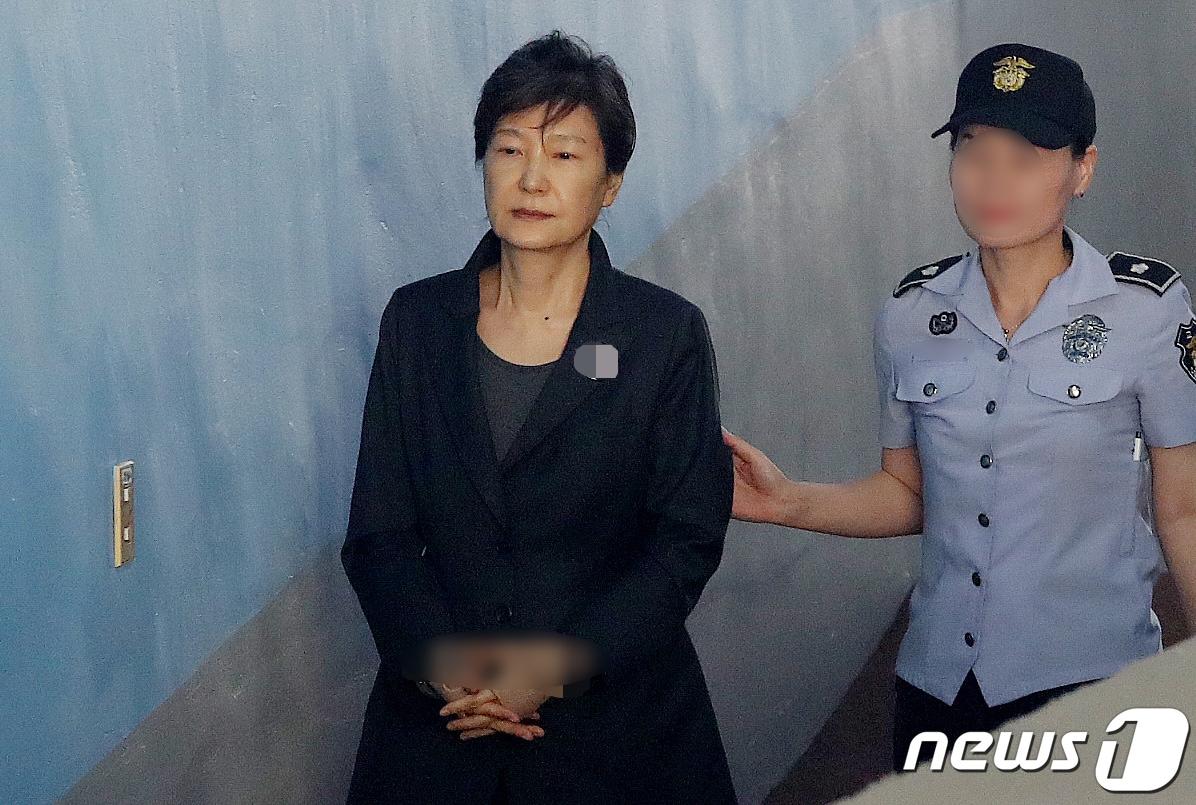 본문 이미지 - 2017년 9월 서울중앙지방법원에서 열린 '592억 뇌물' 관련 69회 공판에 출석하기 위해 호송차에서 내려 법정으로 향하고 있는 박근혜 전 대통령 모습. (뉴스1 DB) 2021.1.14/뉴스1 ⓒ News1 박세연 기자