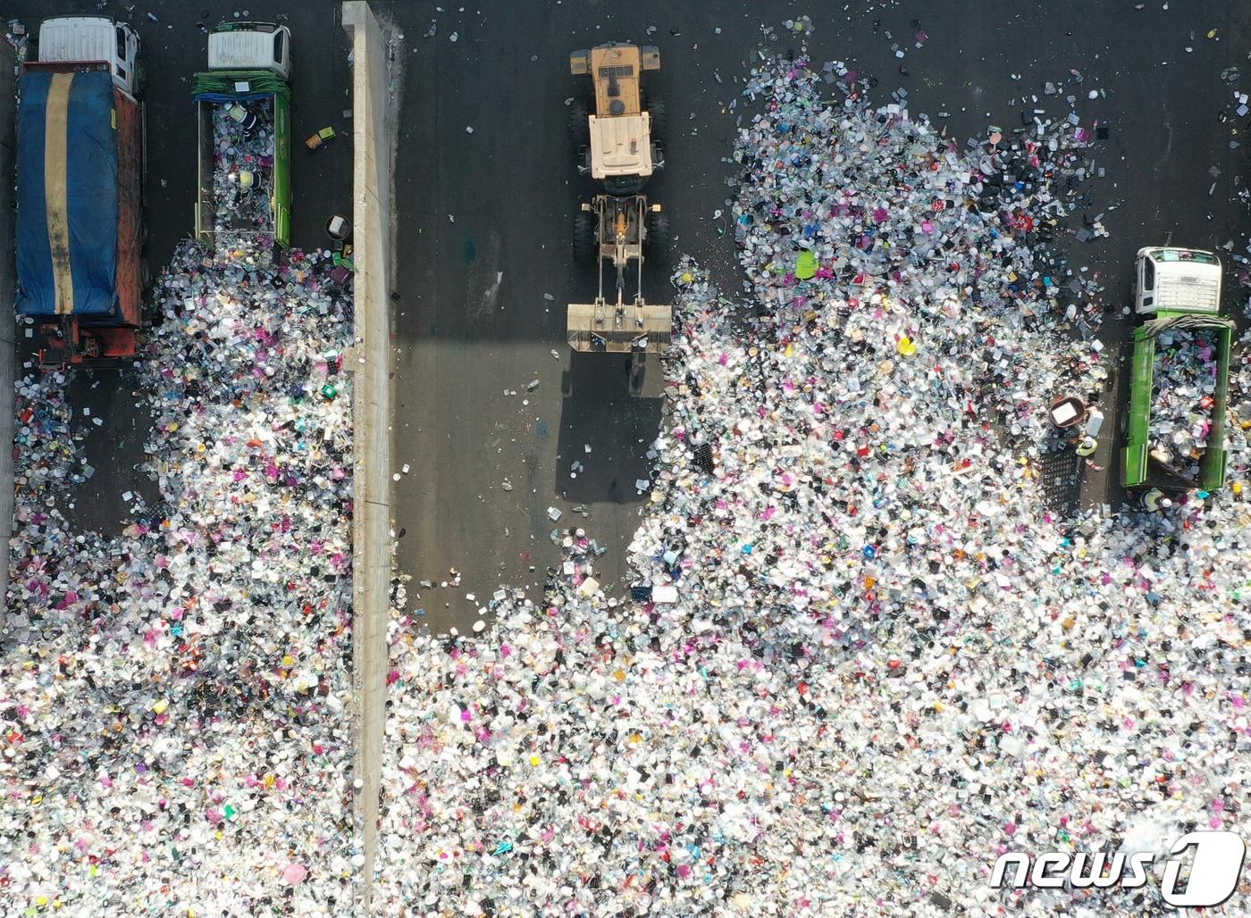 본문 이미지 - 신종 코로나바이러스 감염증(코로나19) 영향으로 비대면서 소비가 늘어가면서 포장용 플라스틱 용기 배출이 급증한 가운데 1월14일 오후 경기도 수원시 자원순환센터에 재활용품이 쌓여있다. 2021.1.14/뉴스1 ⓒ News1 이재명 기자