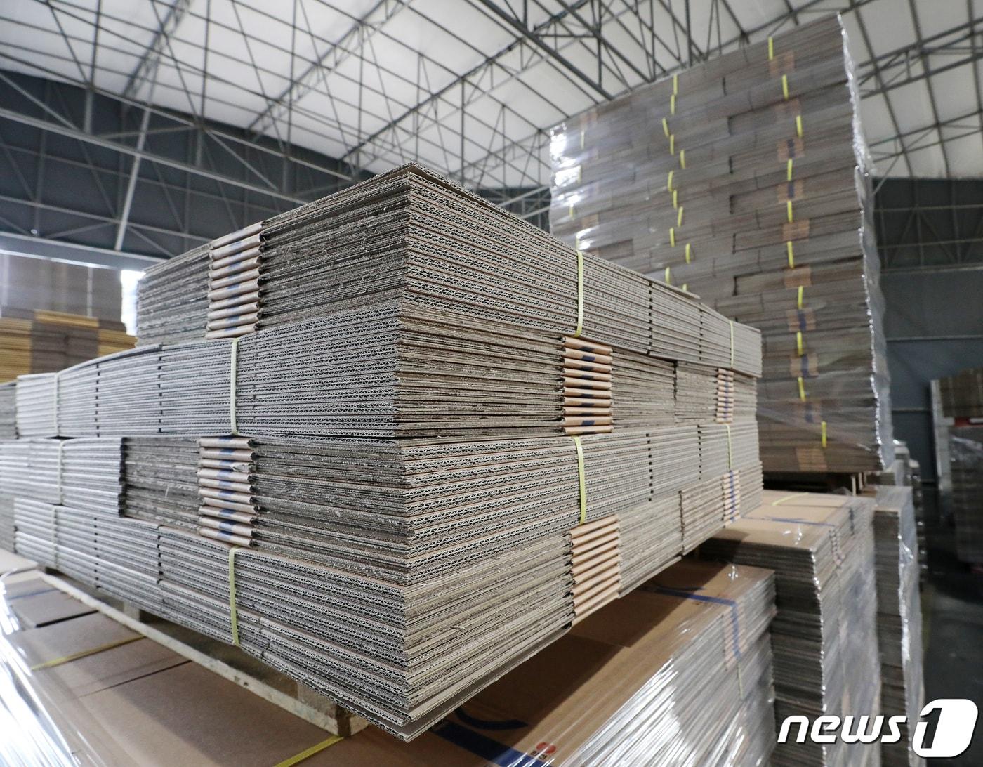 본문 이미지 -  경기도 김포시 한 골판지 제조업체의 골판지 원지. 뉴스1 DB ⓒ 뉴스1 김진환 기자