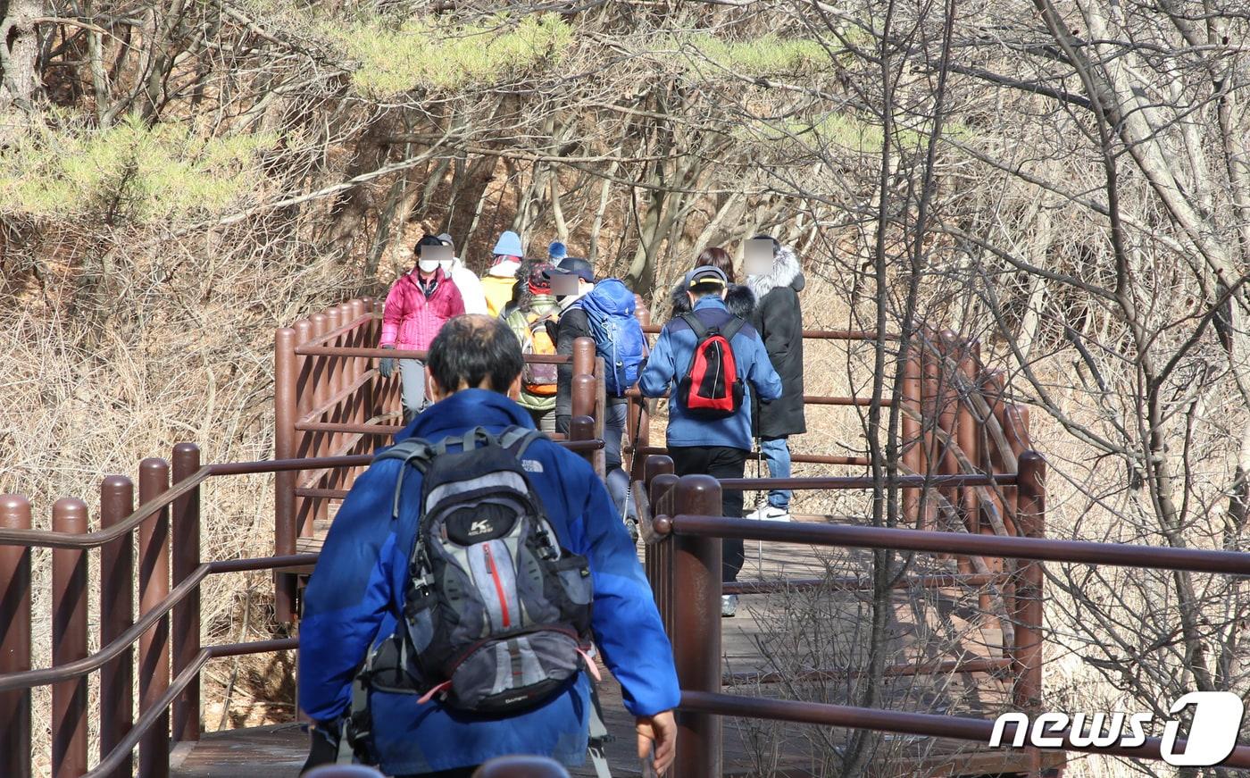계룡산국립공원에 입산하는 등산객들 모습. &#40;뉴스1DB&#41;/뉴스1