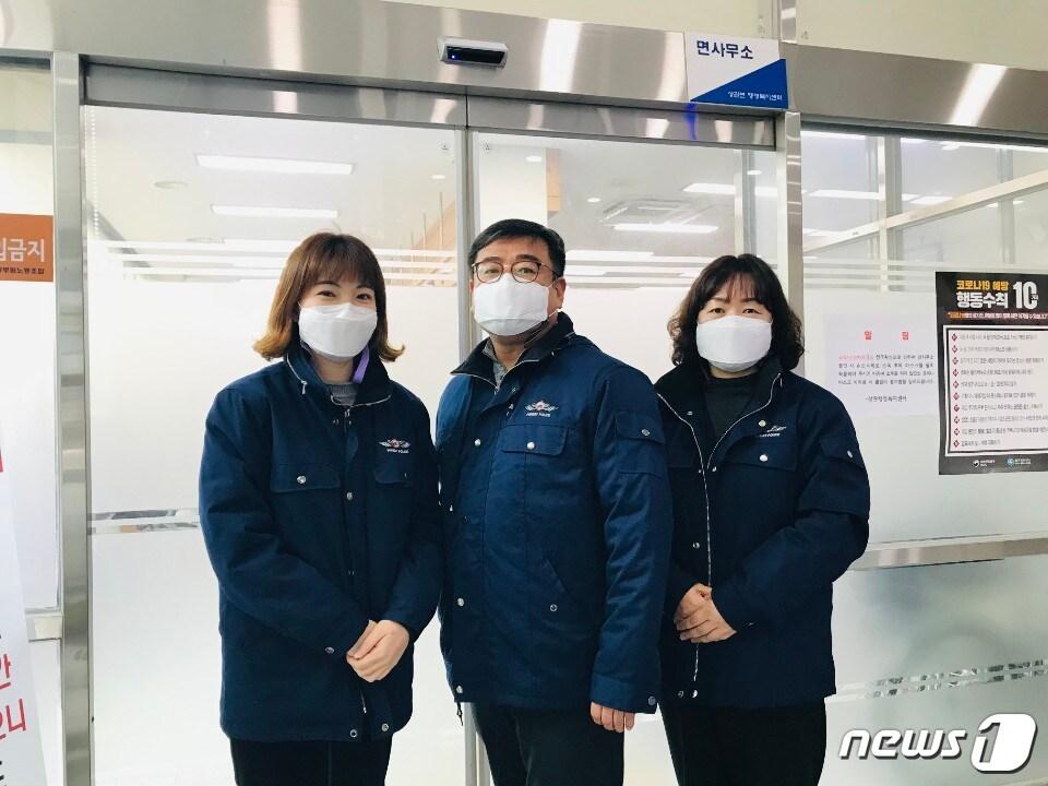 본문 이미지 - 지난 7일 폭설에 전북 완주군 공무원들이 장애를 앓고 있는 행려자를 보호자 품으로 보내 준 사실이 뒤늦게 알려져 화제다. 사진은 상관면 맞춤형복지팀원들인 김지영 주무관, 박기완 팀장, 전은경 직원.(사진 왼쪽부터)2021.1.15/뉴스1
