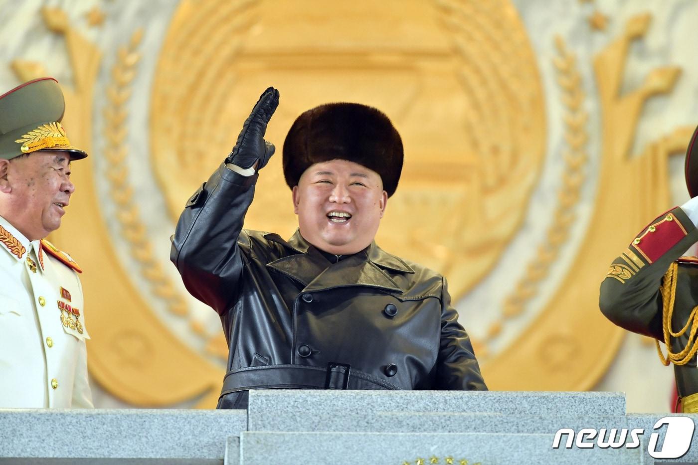 (평양 노동신문=뉴스1) = 김정은 북한 노동당 총비서가 제8차 당 대회 기념 열병식에 참석한 모습.[국내에서만 사용가능. 재배포 금지. DB 금지. For Use Only in the Republic of Korea. Redistribution Prohibited] rodongphoto@news1.kr