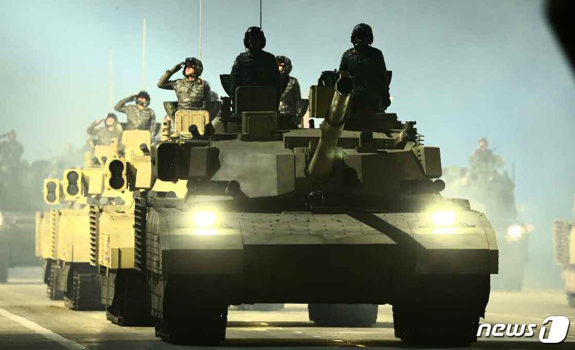 본문 이미지 - (평양 노동신문=뉴스1) = 북한군의 '신형 전차'. [국내에서만 사용가능. 재배포 금지. DB 금지. For Use Only in the Republic of Korea. Redistribution Prohibited] rodongphoto@news1.kr