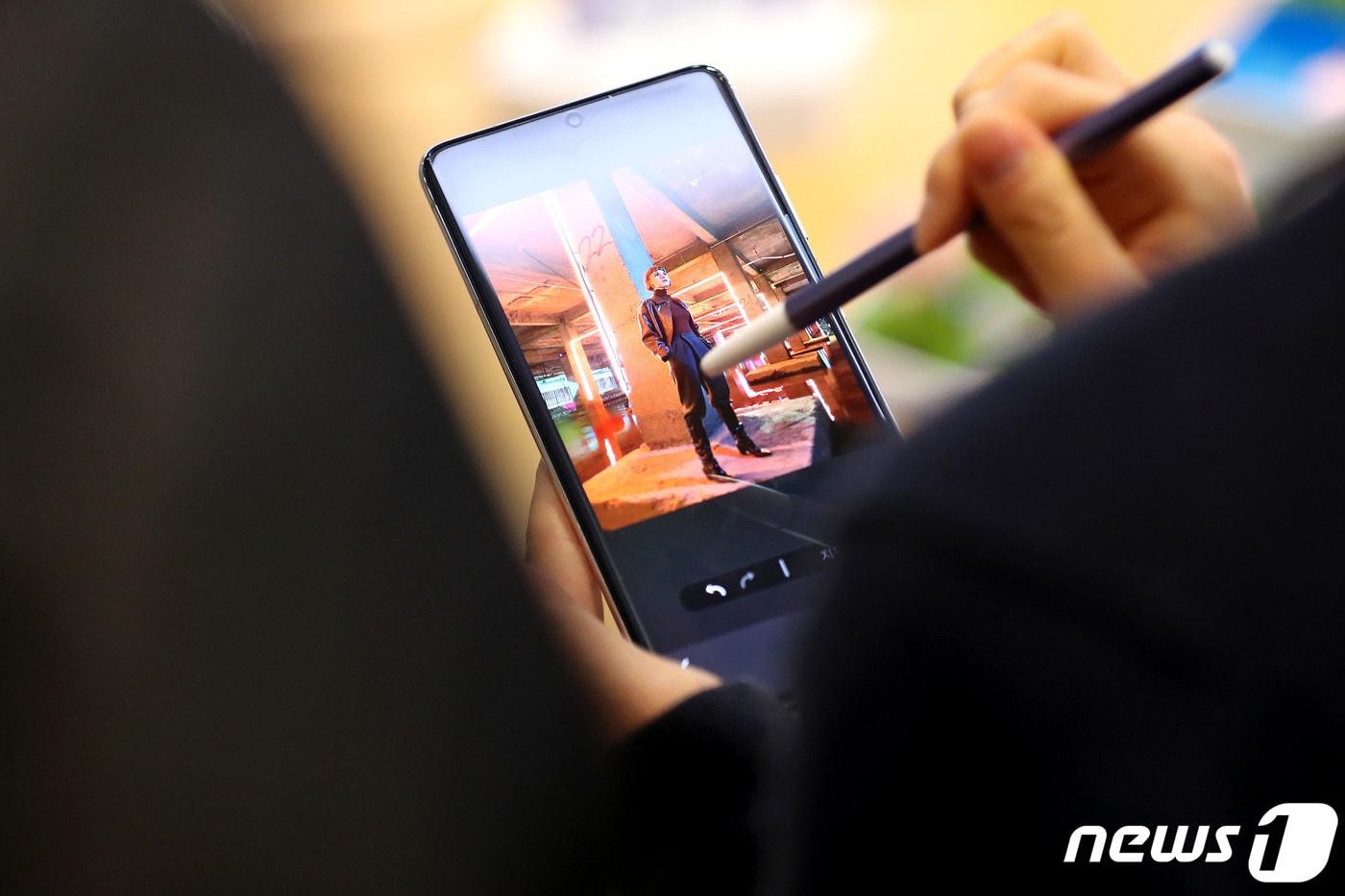 본문 이미지 - 삼성전자가 갤럭시S 시리즈와 갤럭시노트 시리즈를 통합할 가능성이 제기됐다. 삼성이 갤럭시S22 울트라 모델에 S펜을 내장할 전망이다. 2021.1.15/뉴스1 ⓒ News1 이동해 기자