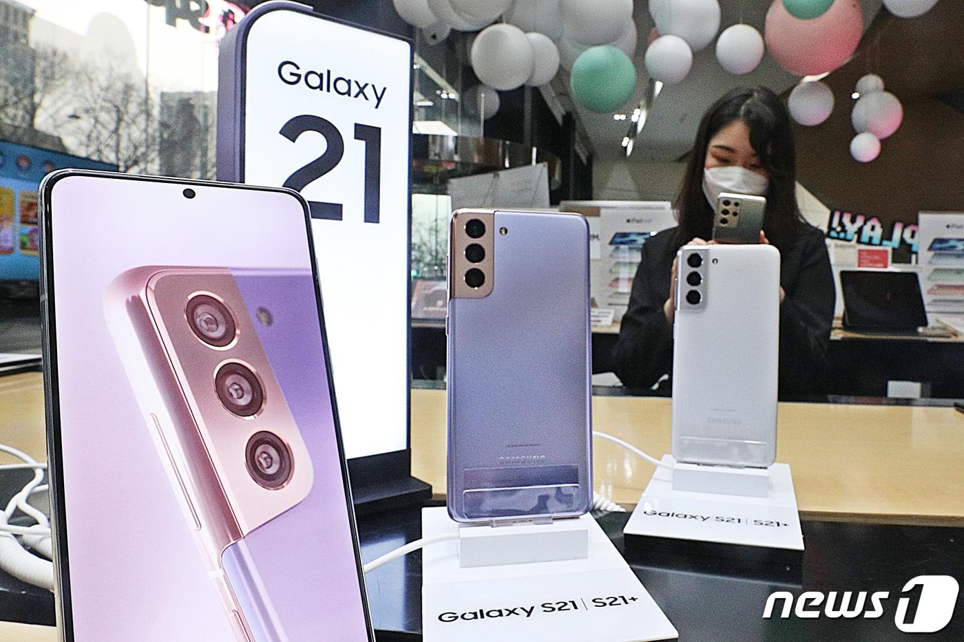 서울 종로구 KT스퀘어에서 직원이 삼성전자 '갤럭시 S21 시리즈'를 소개하고 있다. ⓒ News1 황기선 기자