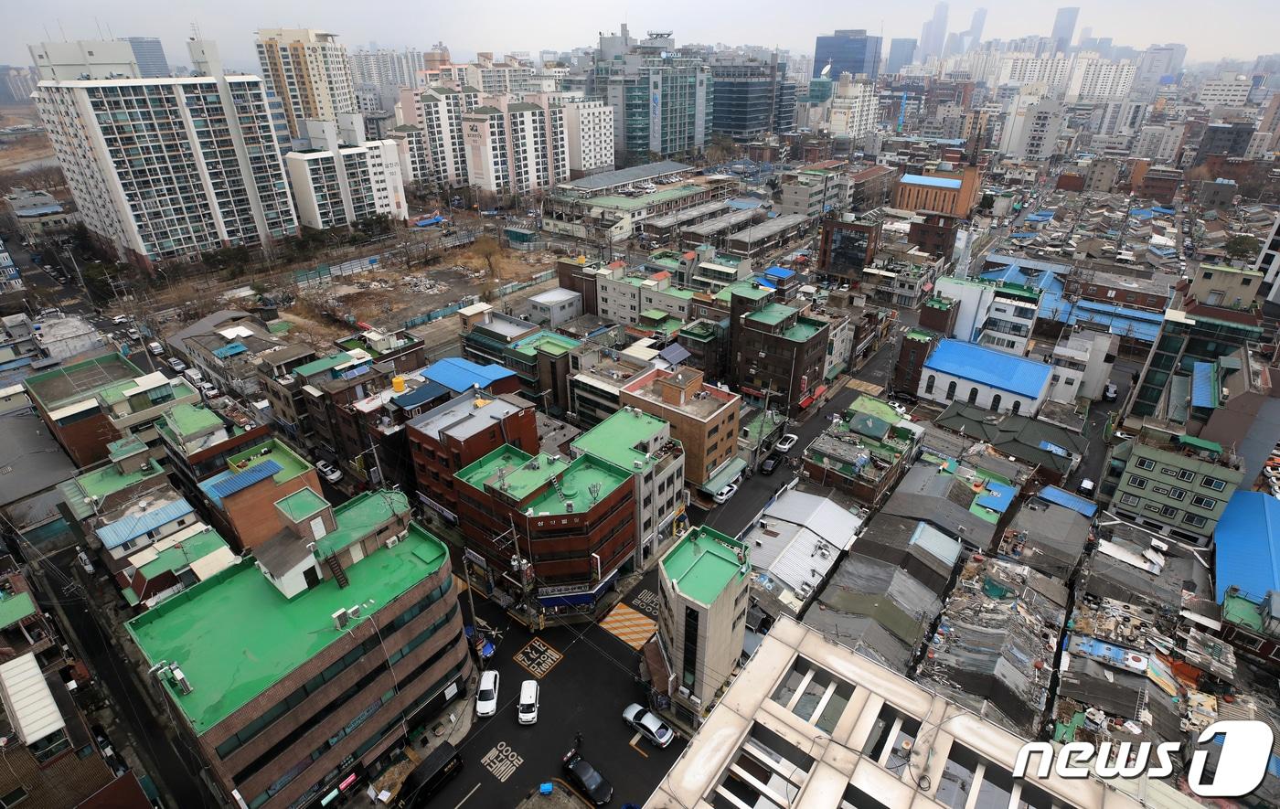 본문 이미지 - 사진은 이날 서울 영등포구 양평13, 14구역의 모습.(자료사진) 2021.1.15/뉴스1 ⓒ News1 구윤성 기자