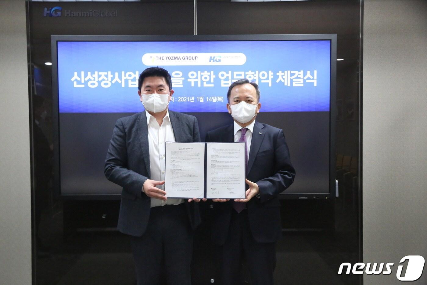 본문 이미지 - 이원재 요즈마그룹 아시아총괄대표(왼쪽)와 이상호 한미글로벌 사장이 신성장사업 발굴을 위한 업무협약을 체결하고 있다. (요즈마그룹 코리아 제공) ⓒ 뉴스1