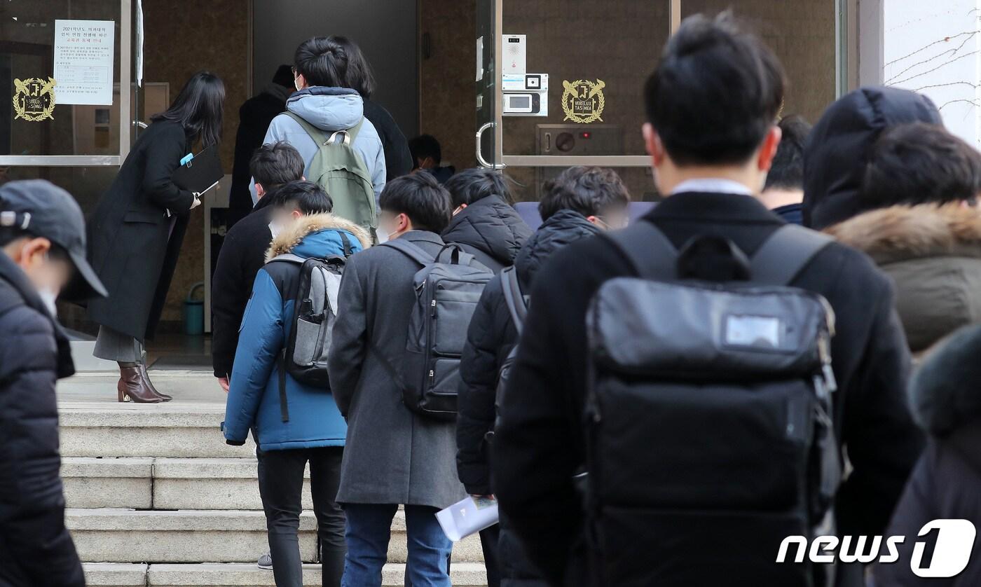 본문 이미지 - 지난 2021년 1월16일 오전 서울 종로구 서울대학교 의과대학에서 정시면접을 치르는 수험생들이 줄지어 입실 순서를 기다리고 있다. 2021.1.16/뉴스1 ⓒ News1 이동해 기자