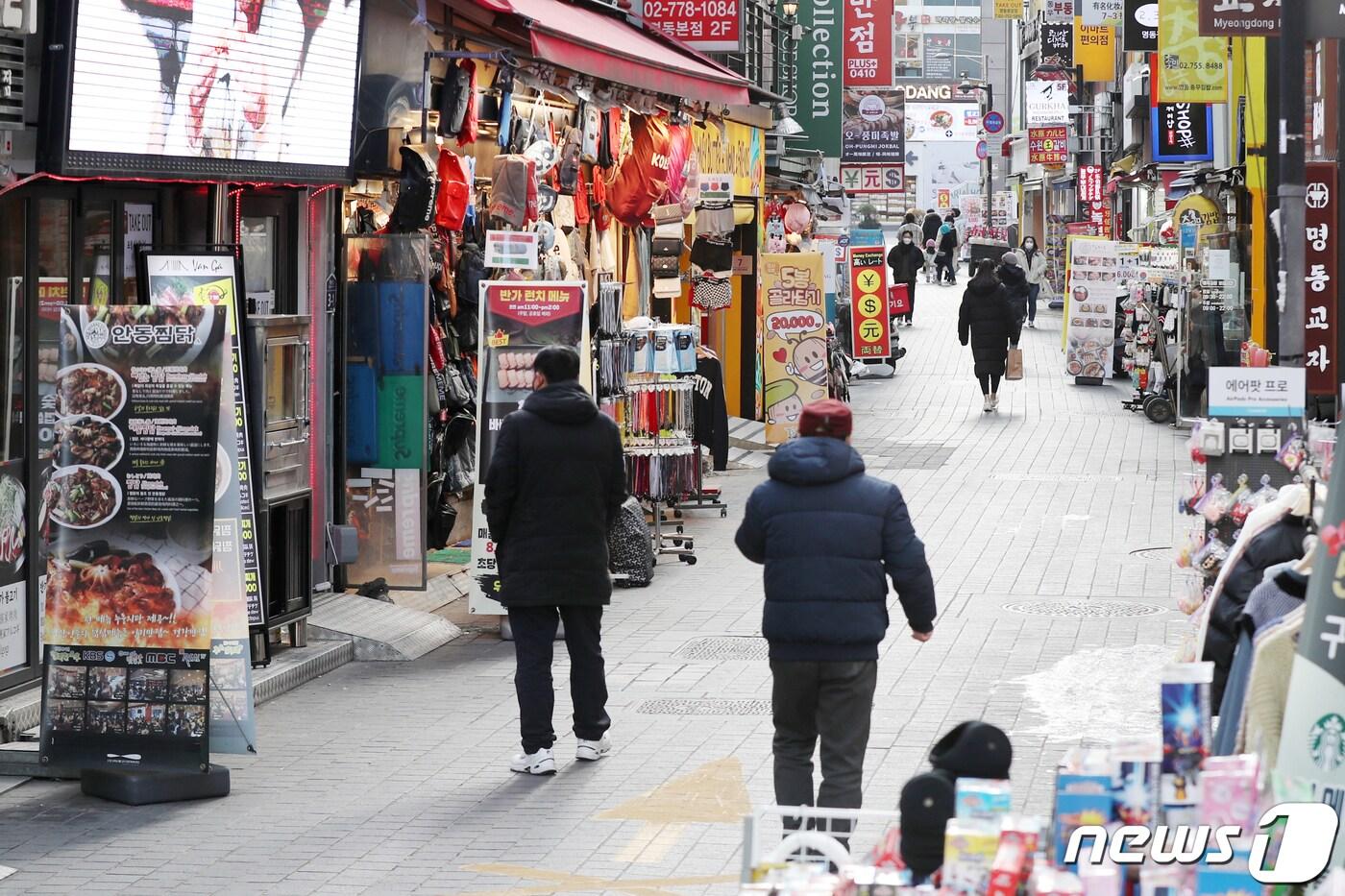 본문 이미지 - 지난 17일 오후 서울 중구 명동거리가 한산한 모습을 보이고 있다. 2021.1.17/뉴스1 ⓒ News1 민경석 기자