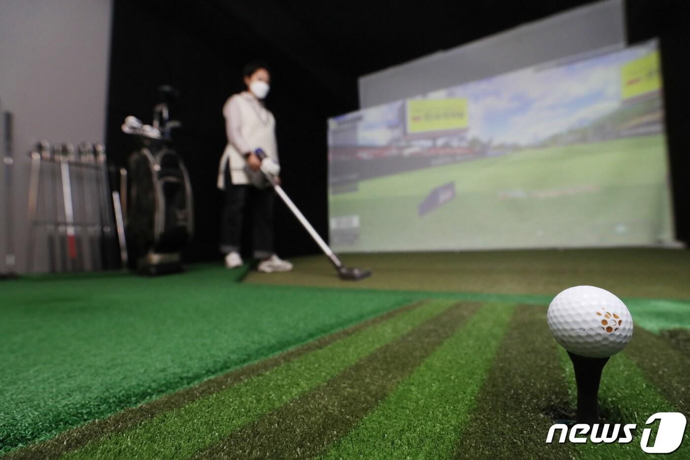 밤사이 충북에서 신종 코로나바이러스 감염증(코로나19)이 집단감염이 발생한 스크린골프연습장 관련 추가 감염 등 확진자 5명이 추가됐다.(사진은 기사 내용과 무관함) / 뉴스1 ⓒ News1