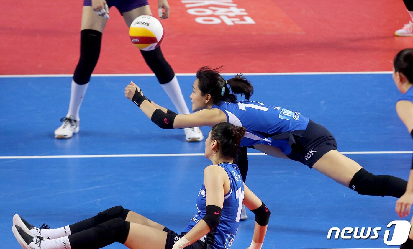 17일 경기 화성 실내체육관에서 열린 도드람 2020-21 V리그 기업은행과 흥국생명의 경기에서 기업은행 조송화가 수비에 성공하고 있다.(기업은행 배구단 제공)2021.1.17/뉴스1 ⓒ News1 민경석 기자