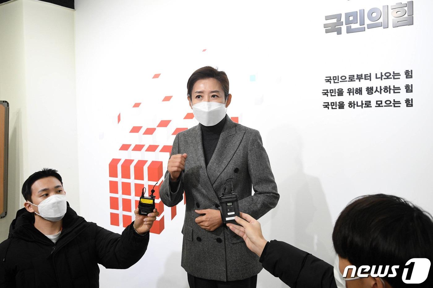 나경원 국민의힘 전 의원이 18일 오전 서울 여의도 국민의힘 당사에서 서울시장 보궐선거 후보자 등록을 마치고 취재진의 질문에 답하고 있다. 2021.1.18/뉴스1 ⓒ News1 성동훈 기자