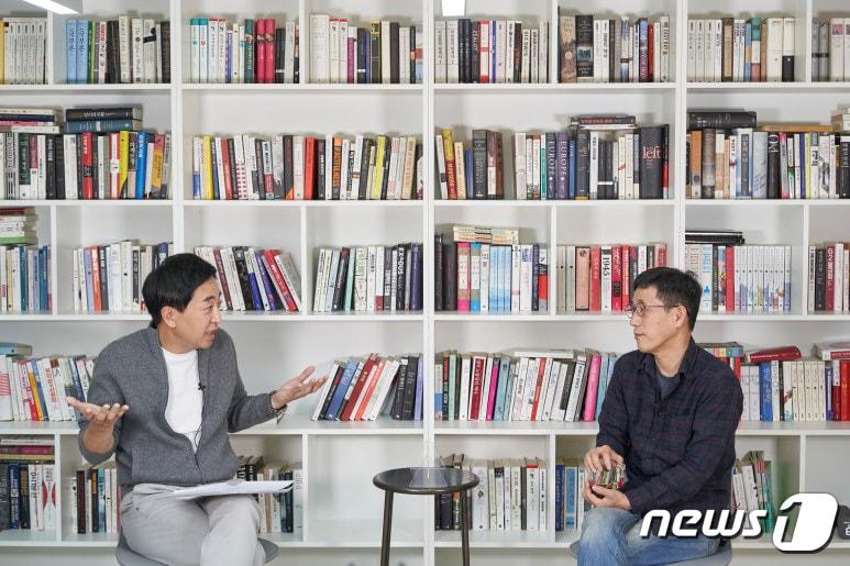 본문 이미지 - 금태섭 전 의원이 18일 금태섭의 &#39;찐 토크&#39;에서 진중권 전 동양대 교수와 대담을 나누고 있다. &#40;금태섭블로그 제공&#41;2021.1.18/뉴스1 ⓒ News1 박세연 기자