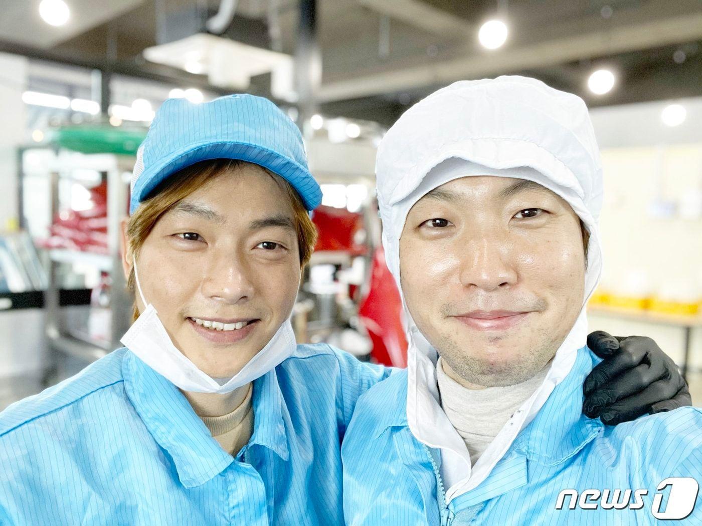 본문 이미지 - (왼쪽부터) 김강민, 윤홍권 사과떡볶이 대표 (사과떡볶이 제공) ⓒ 뉴스1