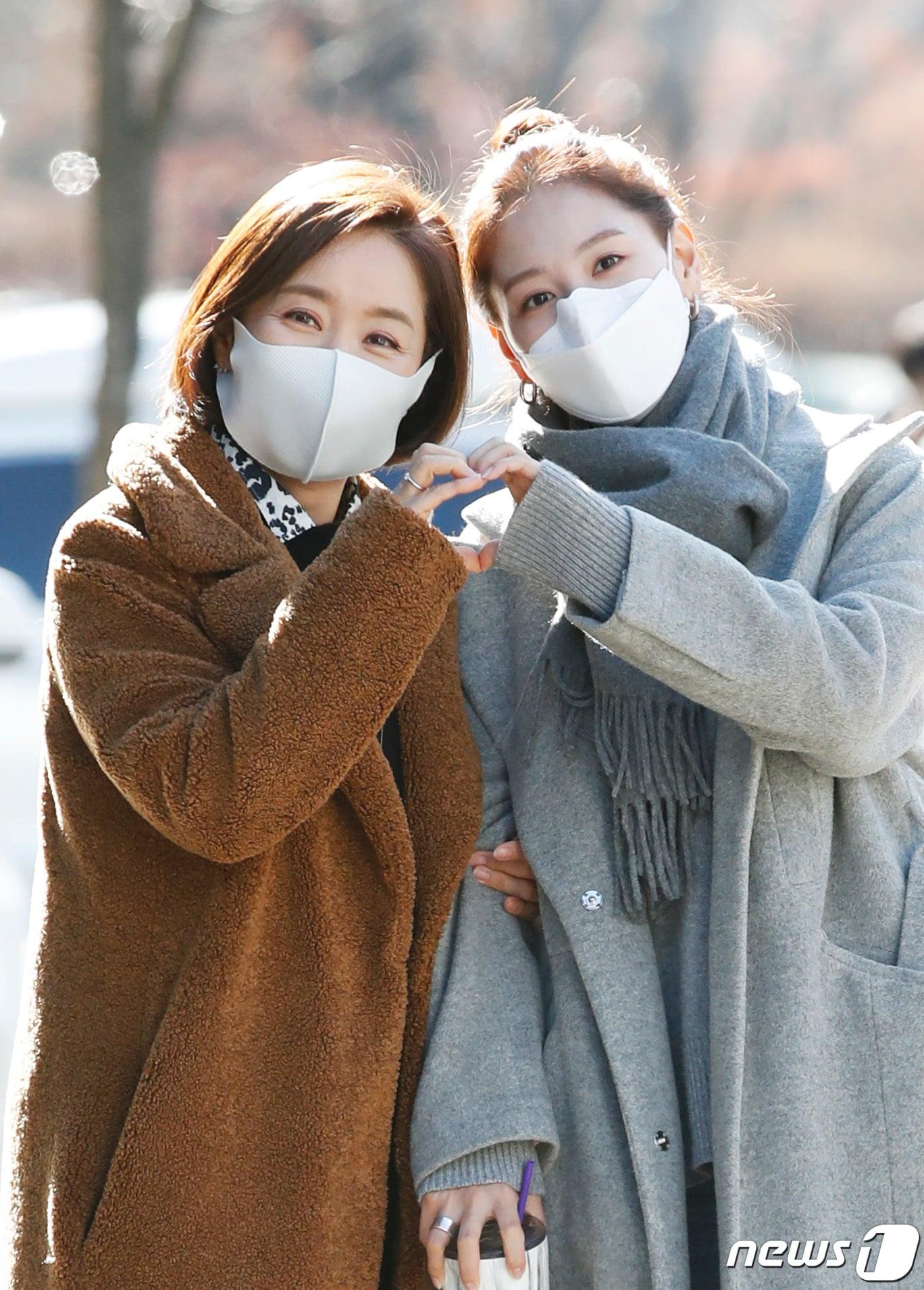 본문 이미지 - 배우 윤유선, 김재경(오른쪽)이 영화 홍보차 19일 오후 서울 양천구 목동 SBS에서 진행되는 SBS 파워FM ‘최화정의 파워타임’ 방송을 위해 참석하고 있다. '간이역‘(김정민 감독)은 기억을 잃어가는 순간에도 사랑만큼은 지키고 싶은 남자 승현(김동준 분)과 남은 시간 동안 그를 지켜주고 싶은 여자 지아(김재경 분)가 만들어가는 감성 멜로다. 2021.1.19/뉴스1 ⓒ News1 권현진 기자