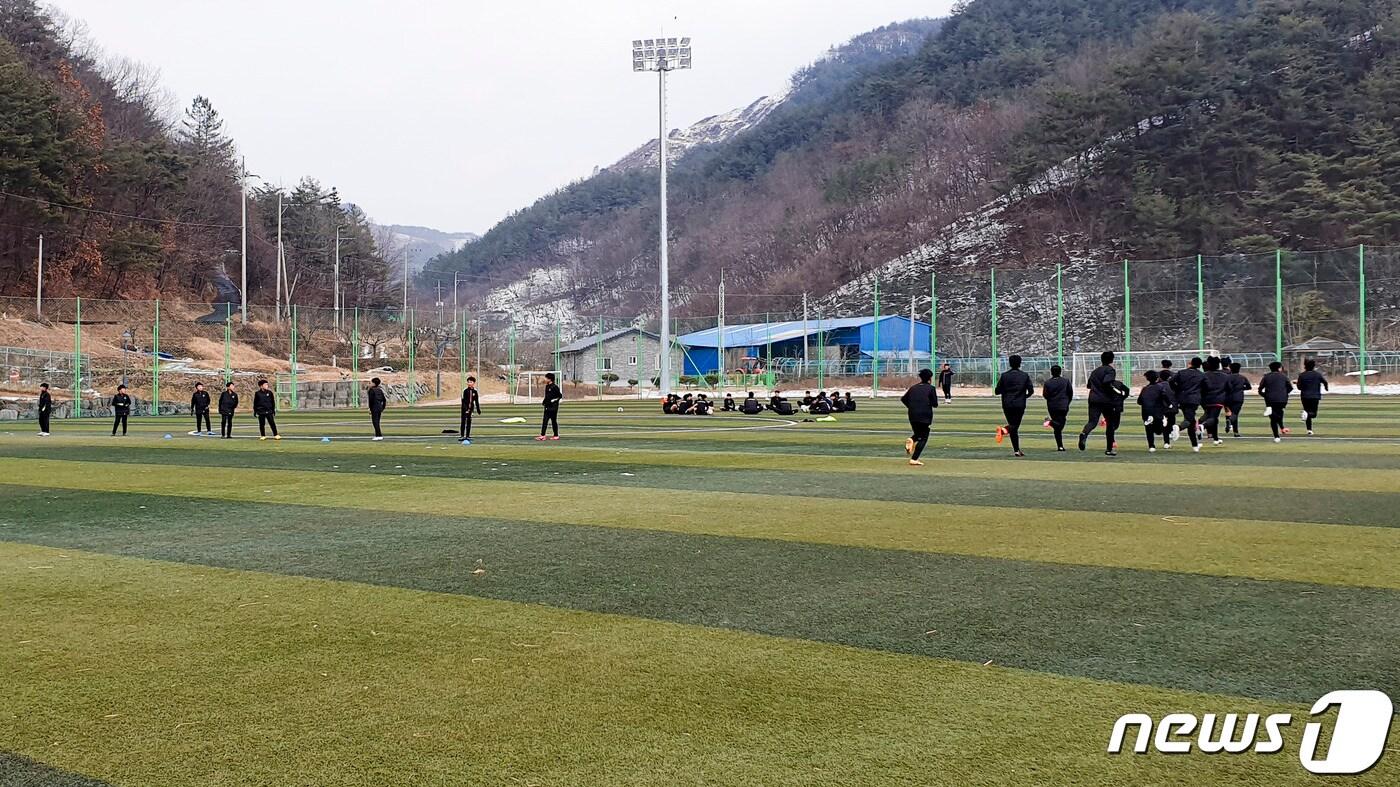 본문 이미지 - 합천군은 오는 2월 10일까지 중·고교 축구클럽 28개팀, 1000여명의 선수가 참여하는 동계전지훈련을 개최한다 사진은 동계 축구 전지훈련 모습(합천군 제공)ⓒ 뉴스1