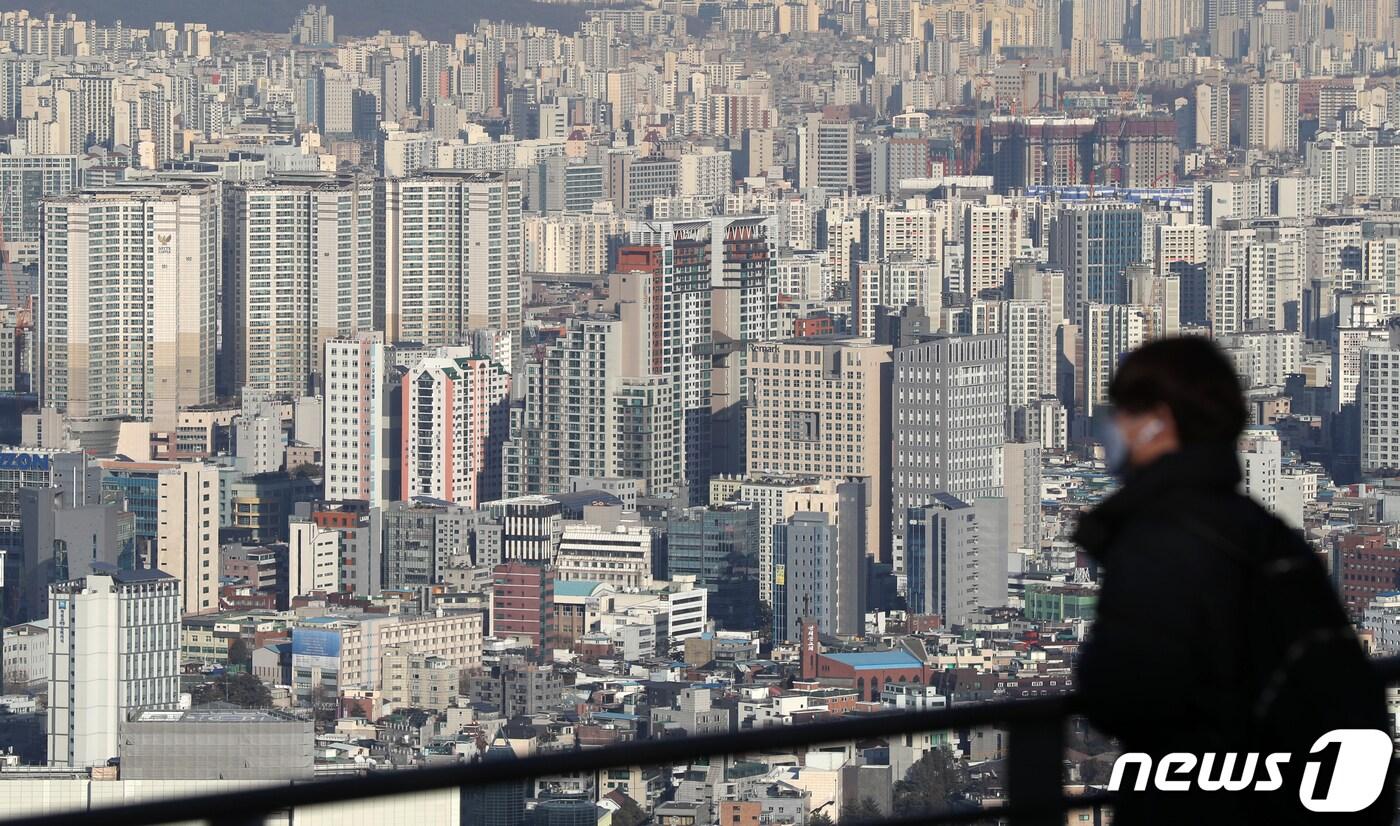 본문 이미지 - 서울 중구 남산에서 바라본 도심 아파트 단지 모습. 2021.1.19/뉴스1 ⓒ News1 민경석 기자