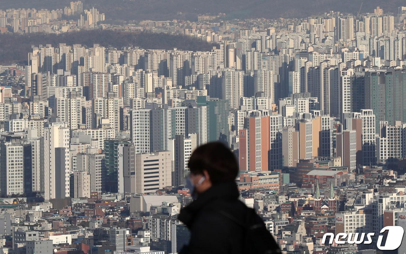 본문 이미지 - 서울 중구 남산에서 바라본 도심 아파트 단지 모습. 2021.1.19/뉴스1 ⓒ News1 민경석 기자