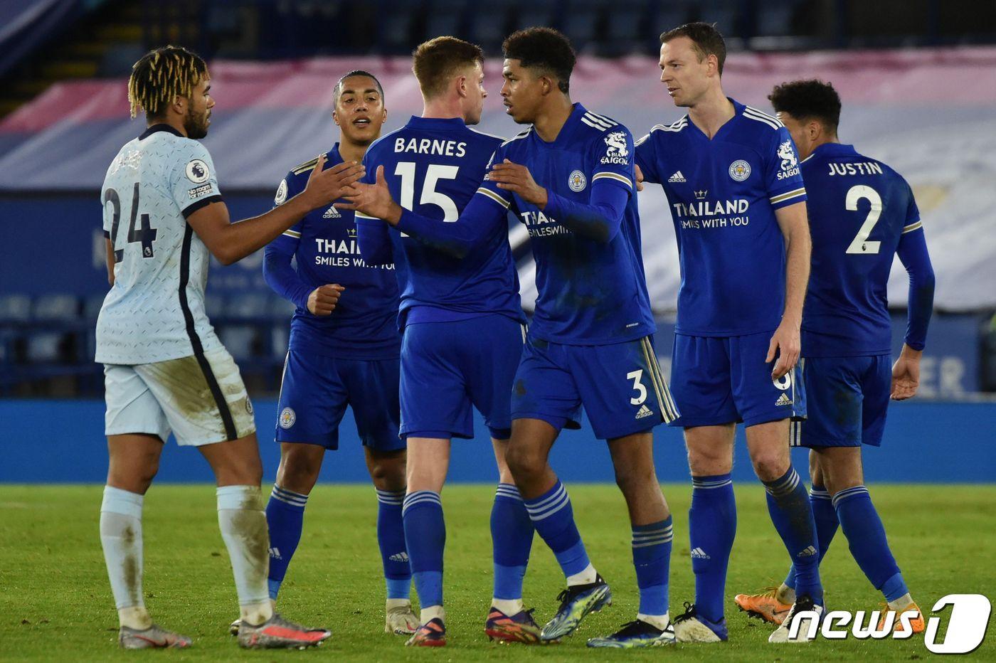본문 이미지 - 레스터 시티 선수들이 20일(한국시간) 영국 레스터의 킹 파워 스타디움에서 열린 첼시와의 2020-21 잉글랜드 프리미어리그(EPL) 18라운드에서 승리 후 기뻐하고 있다. ⓒ AFP=뉴스1