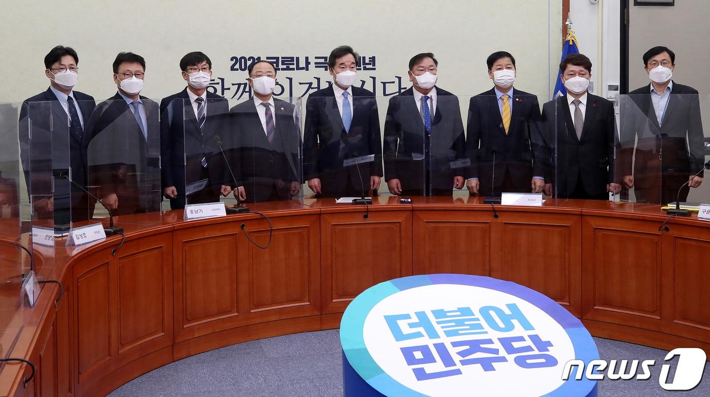 본문 이미지 - 이낙연 더불어민주당 대표와 김태년 원내대표, 홍남기 경제부총리 겸 기획재정부 장관, 청와대 김상조 정책실장, 최재성 정무수석 등이 20일 오전 서울 여의도 국회에서 열린 고위당정협의회 시작 전 기념촬영을 하고 있다. 2021.1.20/뉴스1 ⓒ News1 박세연 기자