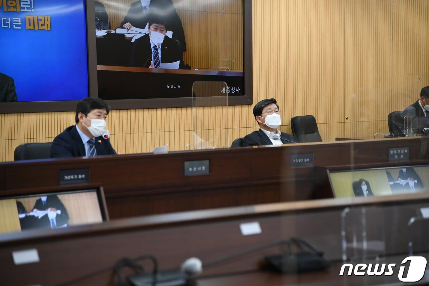 본문 이미지 - 황명선 충남 논산시장(왼쪽)이 19일 열린 제1차 사회관계 장관회의에서 아동학대 관련 예산, 인력, 조직 등 개선책에 대해 제안하고 있다.(논산시 제공)ⓒ 뉴스1