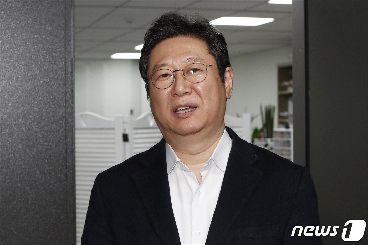 문재인 대통령이 3개 부처에 대한 개각을 단행한 20일 오전 서울 여의도 국회 의원회관에서 문화체육관광부 장관으로 내정된 황희 더불어민주당 의원이 소감을 밝히고 있다. 2021.1.20/뉴스1 ⓒ News1 박세연 기자